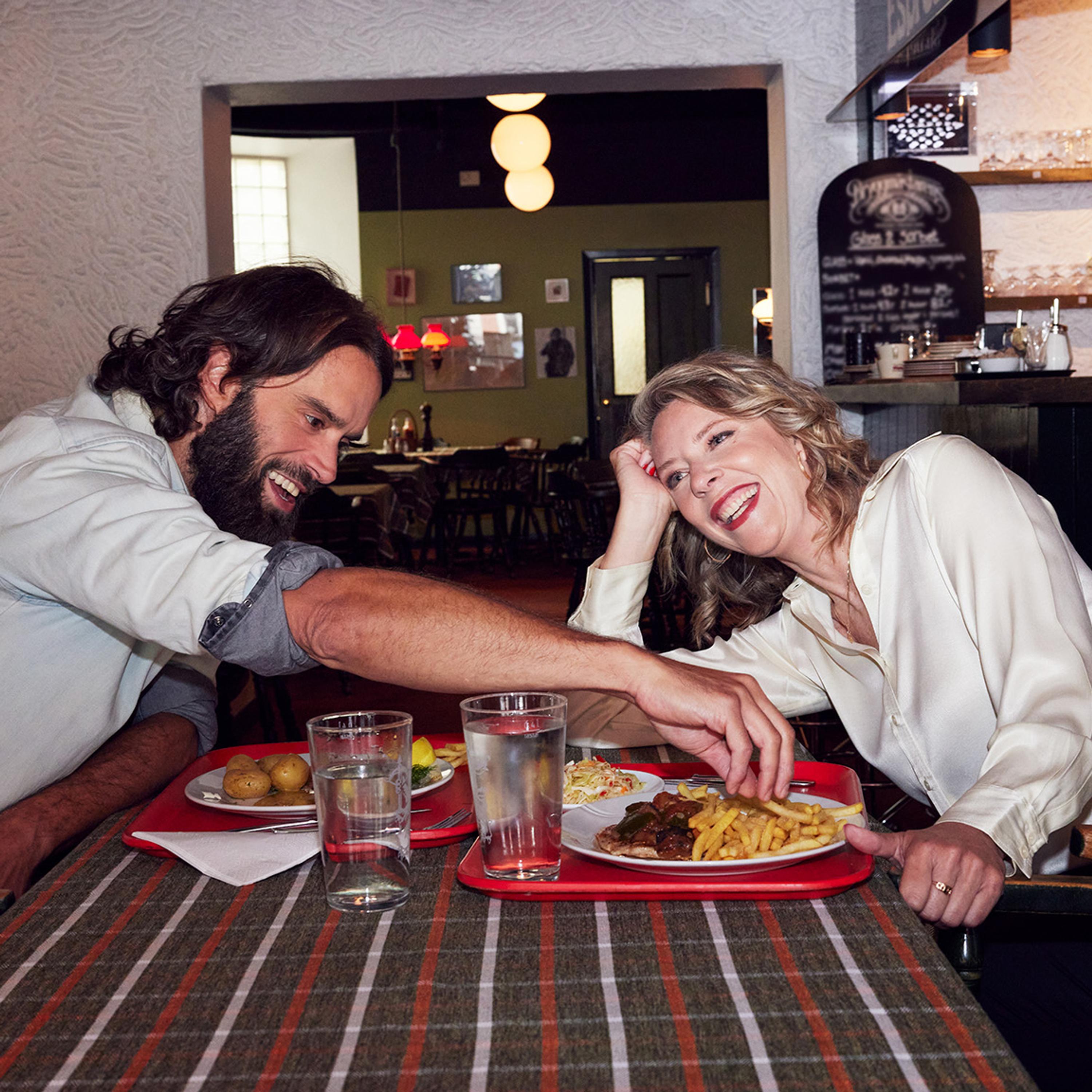 Beatrice Ask och Leif Pagrotsky om nervositeten innan regeringsombildning, folkhälsomeditation och musik om ensamhet episode artwork
